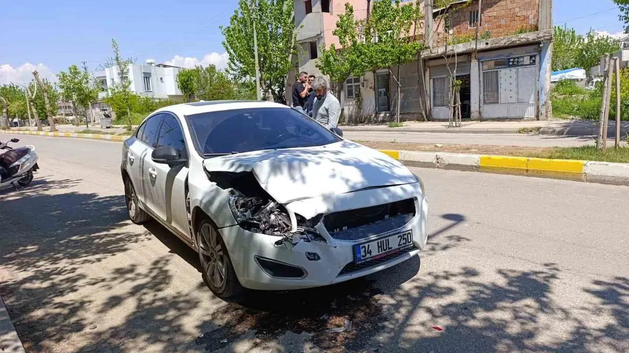 Trafikte dehşet anları: Yolunu kestikleri sürücüyü acımasızca dövdüler