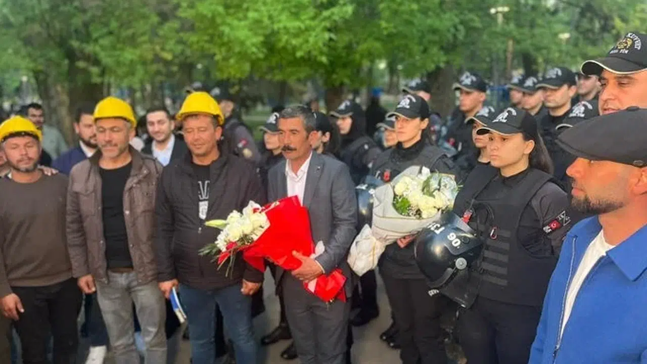 Madencilerin Ankara'daki eylemi çiçeklerle bitti: Bakan Çiftçi'den birlik ve beraberlik mesajı