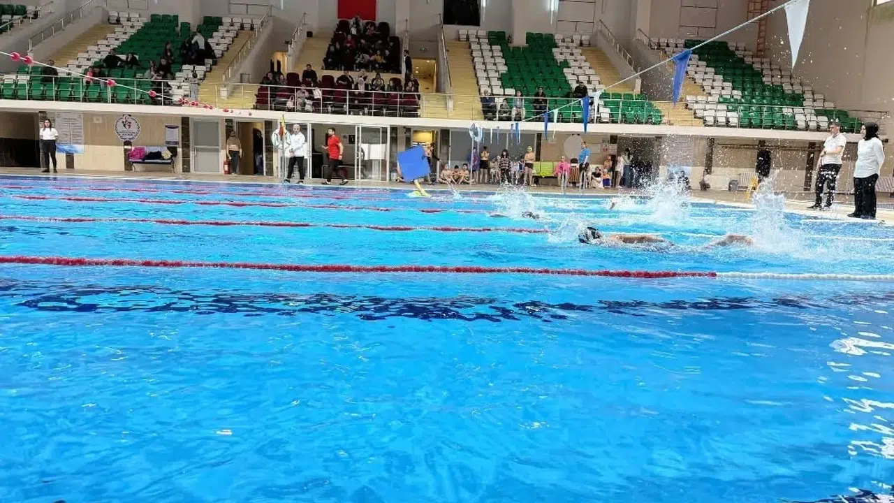 Kars havuzunda kulaçlar yarı final için atıldı: Geleceğin yıldızları sahne aldı