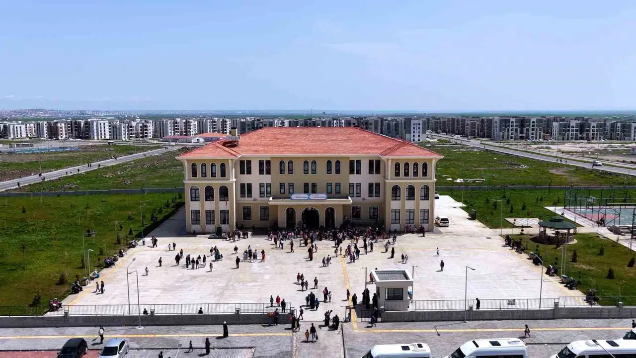 Deprem bölgesinde 23 Nisan coşkusu: Yeni okulda ilk bayram heyecanı