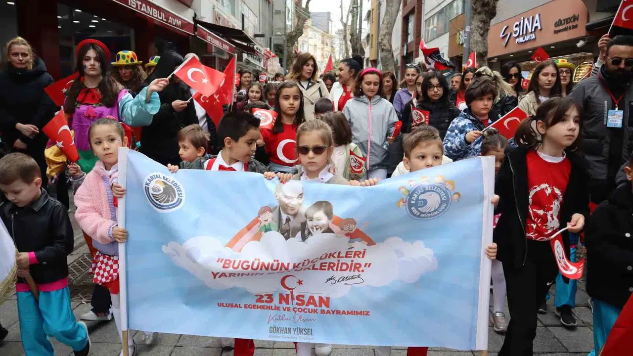 Kartal’da bayram coşkusu: Minikler sahneye çıktı, gökyüzü umutla doldu