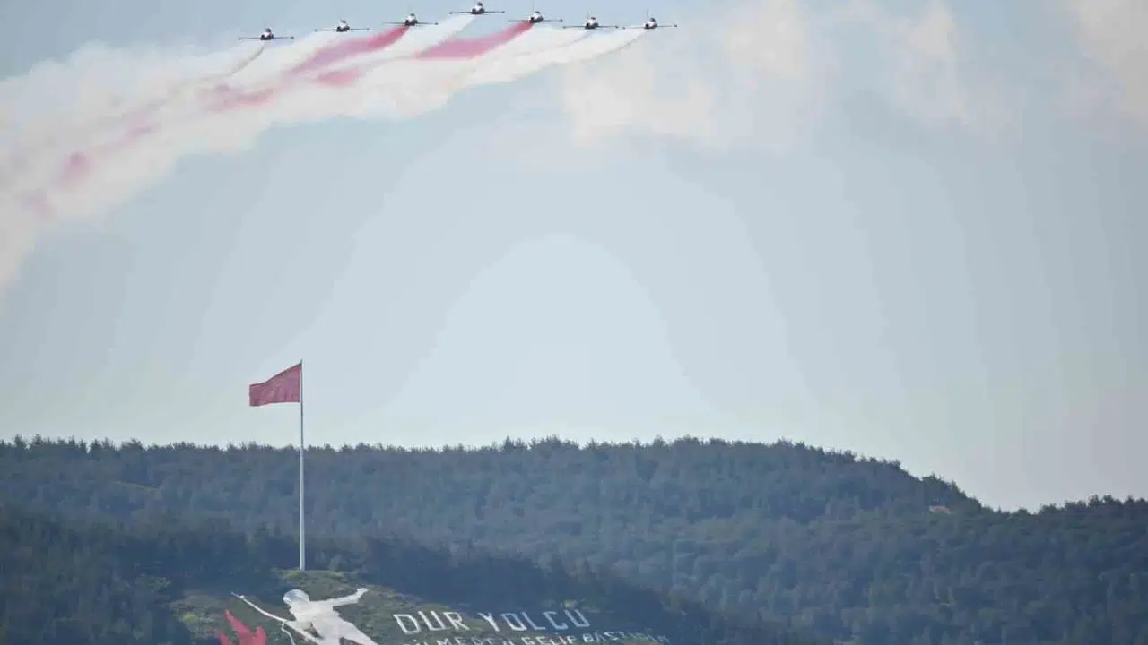 Çanakkale semalarında gökyüzü şöleni: Türk Yıldızları 23 Nisan coşkusunu zirveye taşıdı