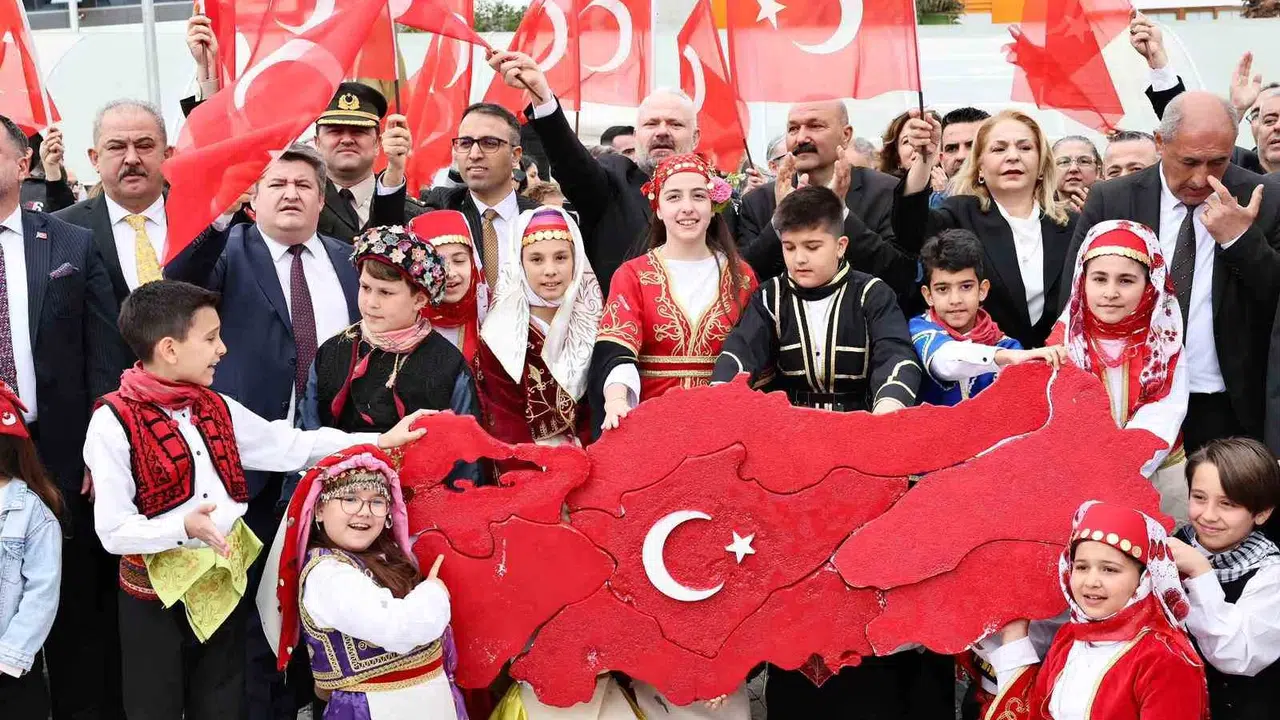 Menemen’de 23 Nisan coşkusu: Başkanlık koltuğunda …