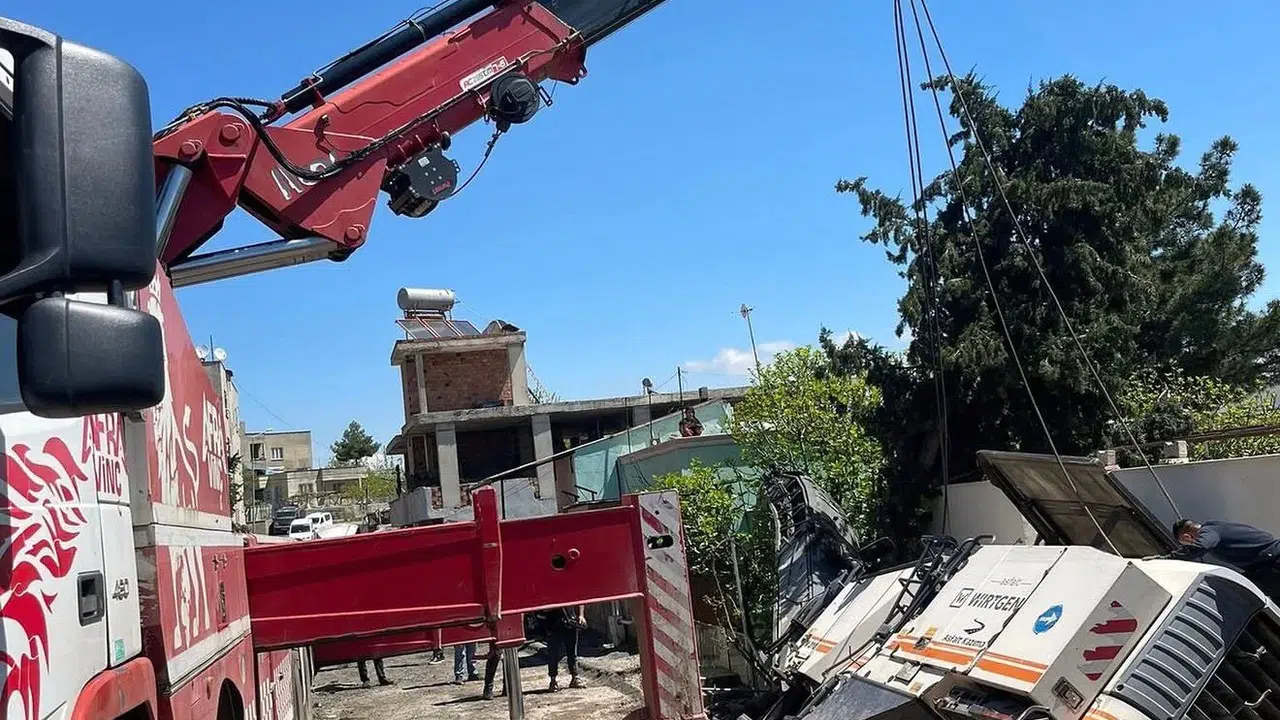 Siirt’te korkutan kaza: Asfalt çalışması sırasında iş makinesi devrildi