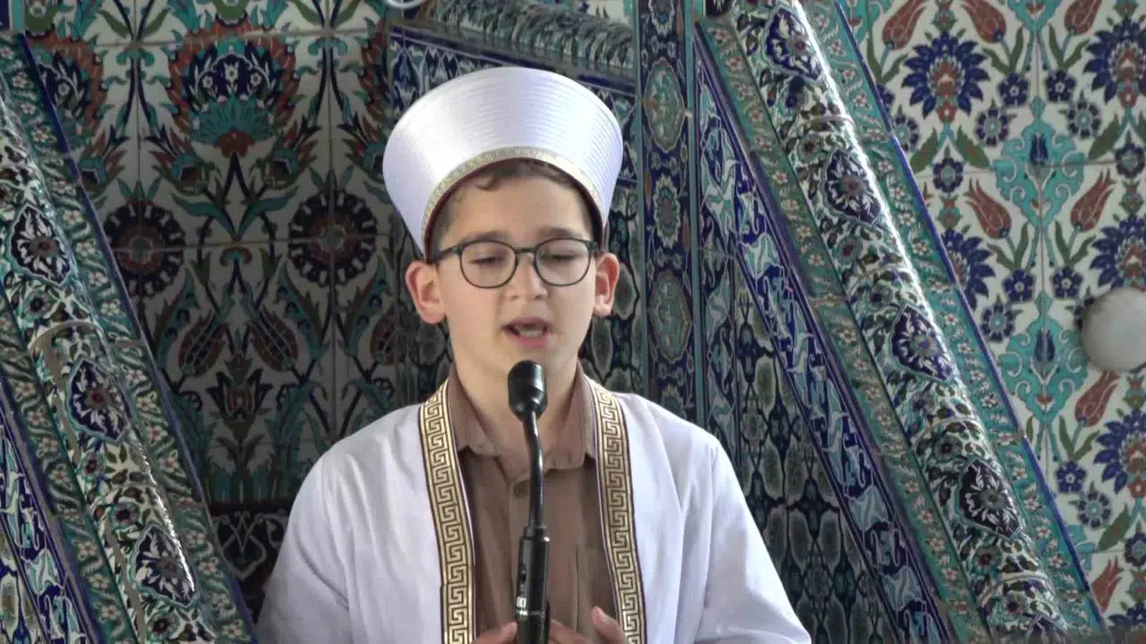 Minik yürekten devasa hitabet: 9 yaşındaki Erdem 3 bin kişiye kürsüden seslendi