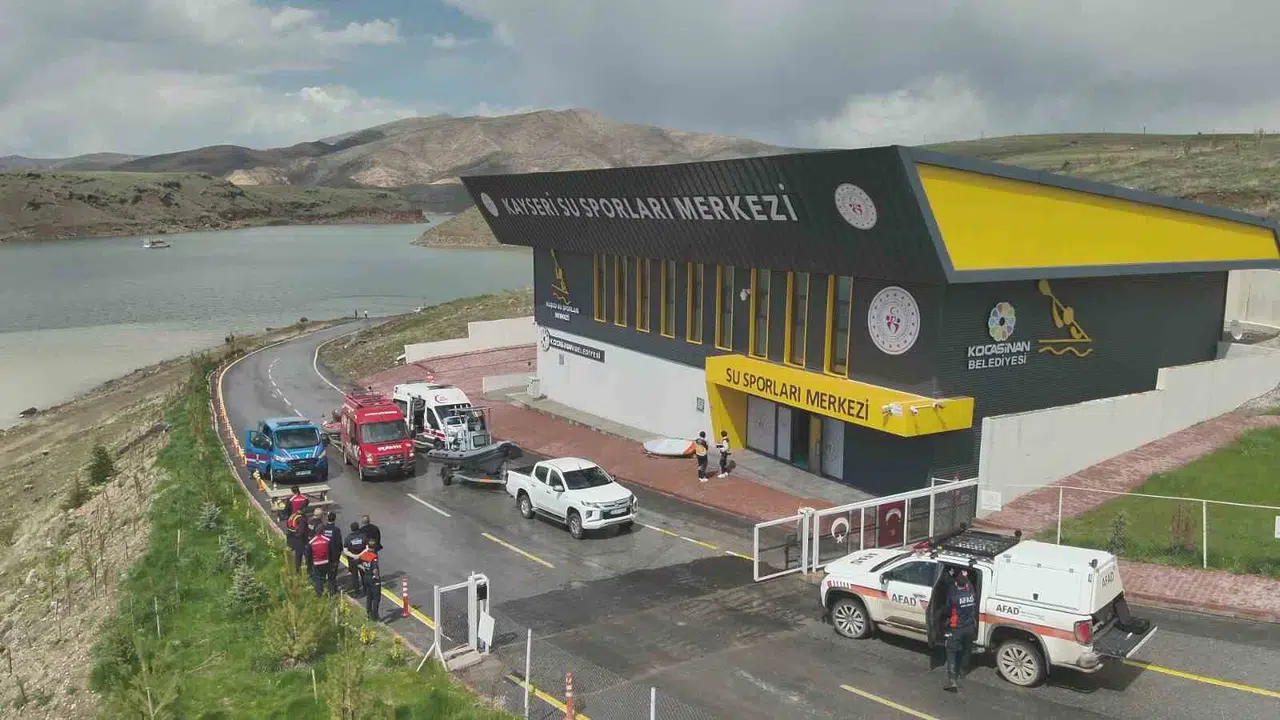 Yamula Barajı'nda korku dolu anlar: Sörf yapan iki arkadaş adacıkta mahsur kaldı