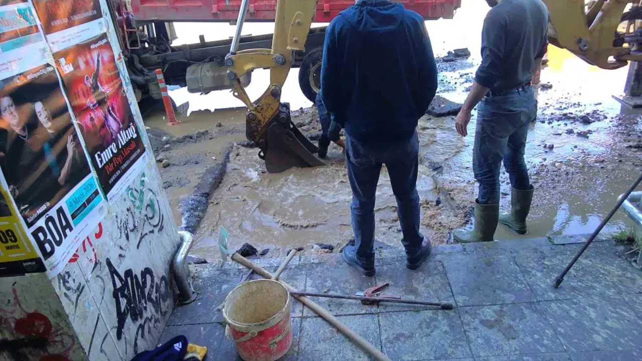 Kadıköy'de su borusu patladı: Rıhtım Caddesi'nde ulaşım felç oldu