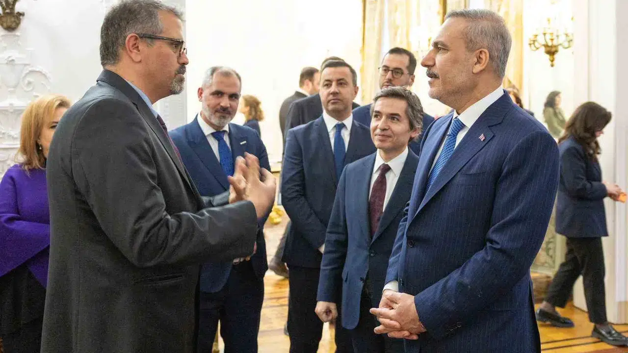 Londra’da kritik temaslar: Bakan Fidan gurbetçilerle buluştu