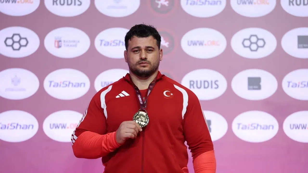 Mindere döndü, rekorları altüst etti: Rıza Kayaalp Avrupa'nın zirvesinde tek başına