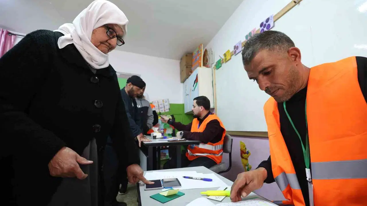 Sandık başında kritik sınav: Abbas yanlısı listeler Batı Şeria'da hakimiyetini korudu