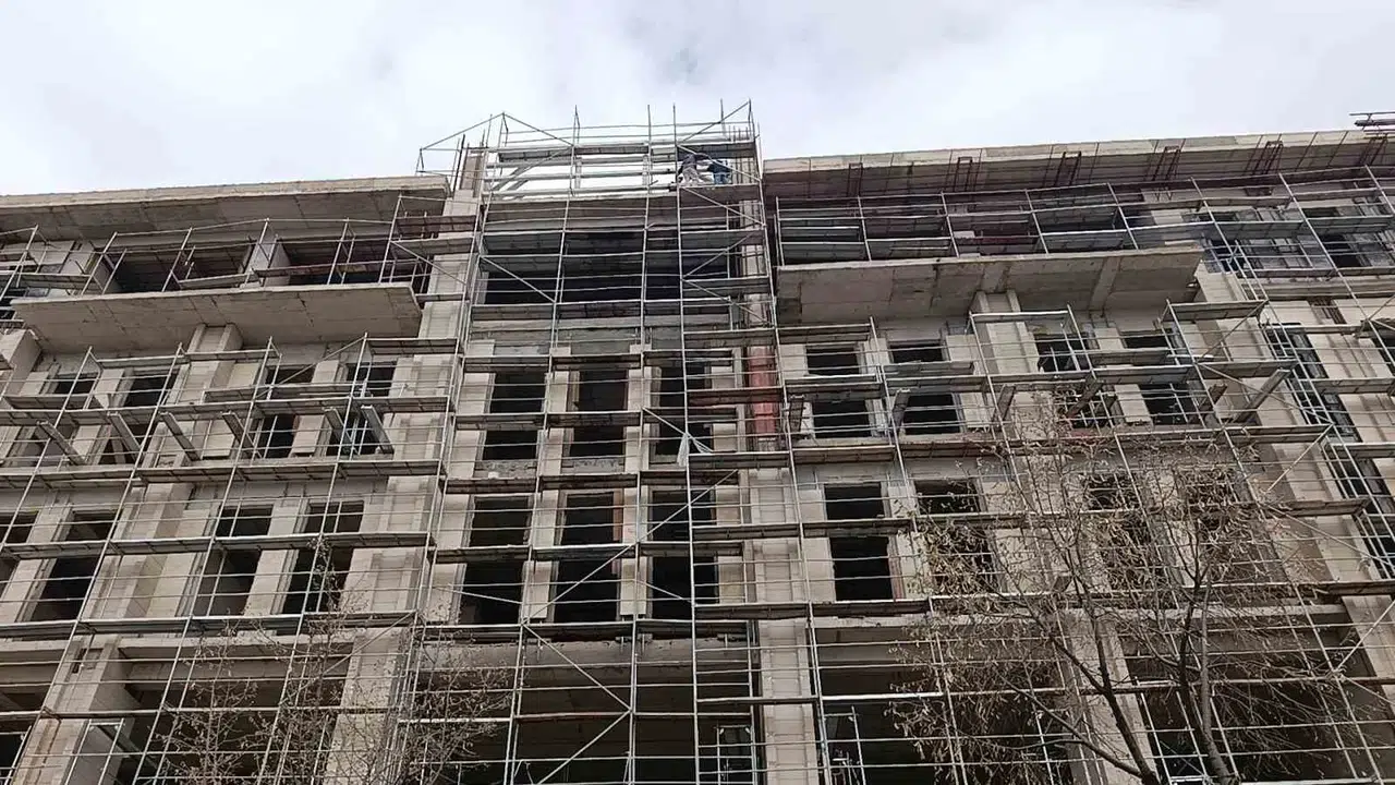 Kırşehir’de Hükümet Konağı inşaatında gergin anlar: Maaşlarını alamayan işçiler iskeleye çıktı