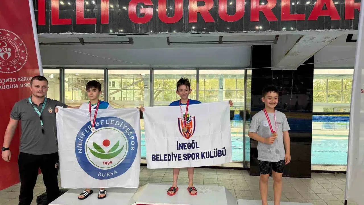 İnegöl’ün gururu oldular: Minik kulaçlar havuzdan 18 madalyayla çıktı