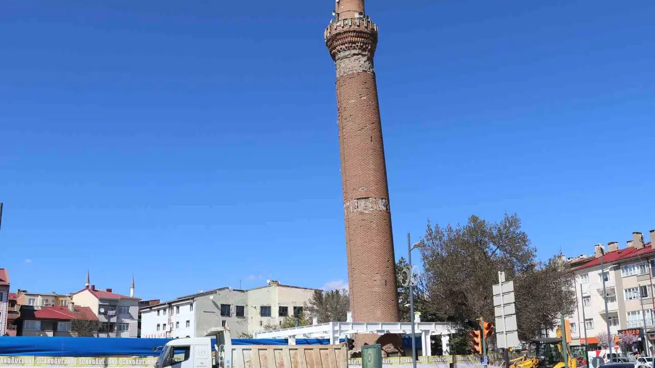 Anadolu’nun Pisa’sı ayağa kalkıyor: 8 asırlık eğri minarede hummalı çalışma