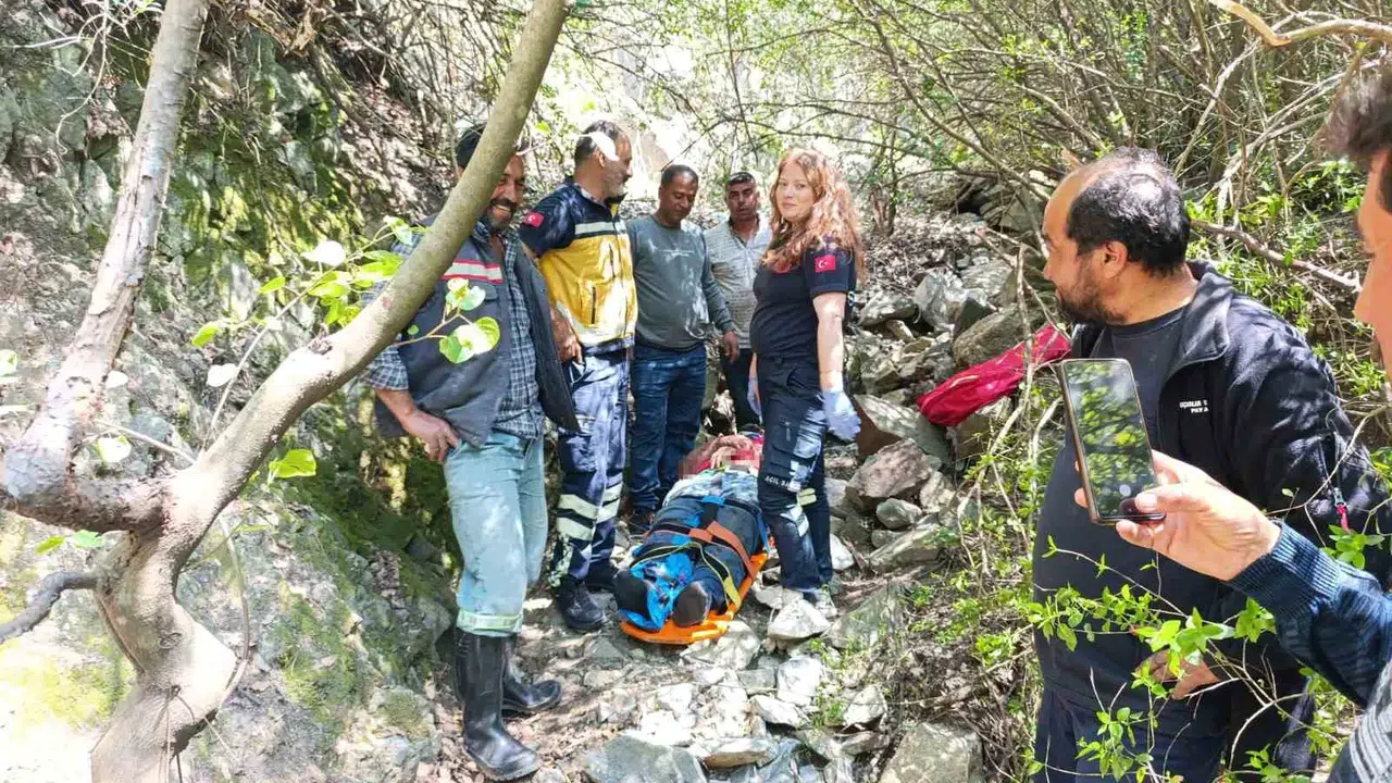 Hatay’da korku dolu anlar: Uçurumdan düşen vatandaşı itfaiye ekipleri kurtardı