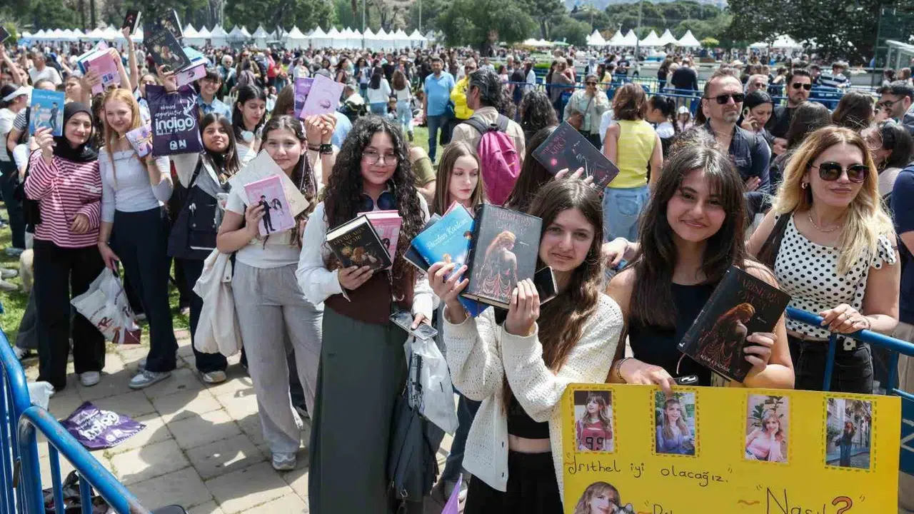 Kültürpark’ta edebiyat rüzgarı: İzmirliler kitap fuarında buluştu