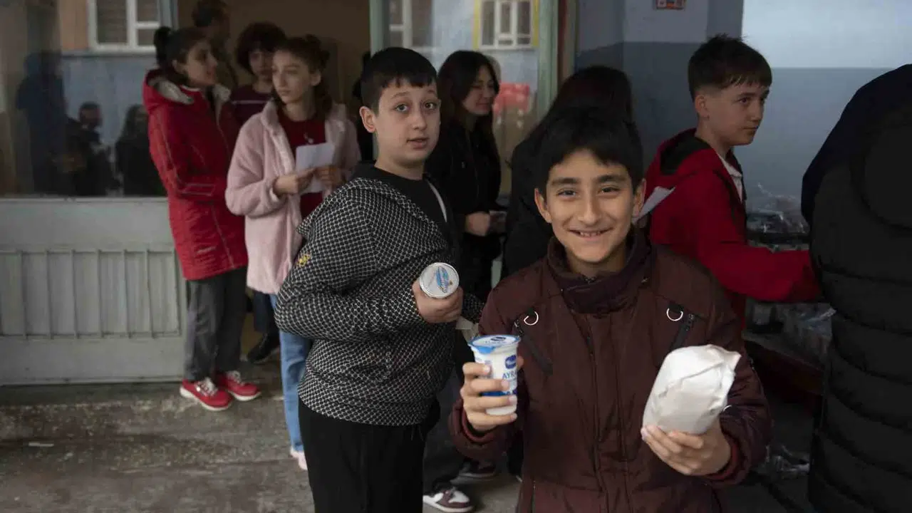 Tosya’da 23 Nisan coşkusu: Okul yönetiminden öğrencilere lezzetli sürpriz