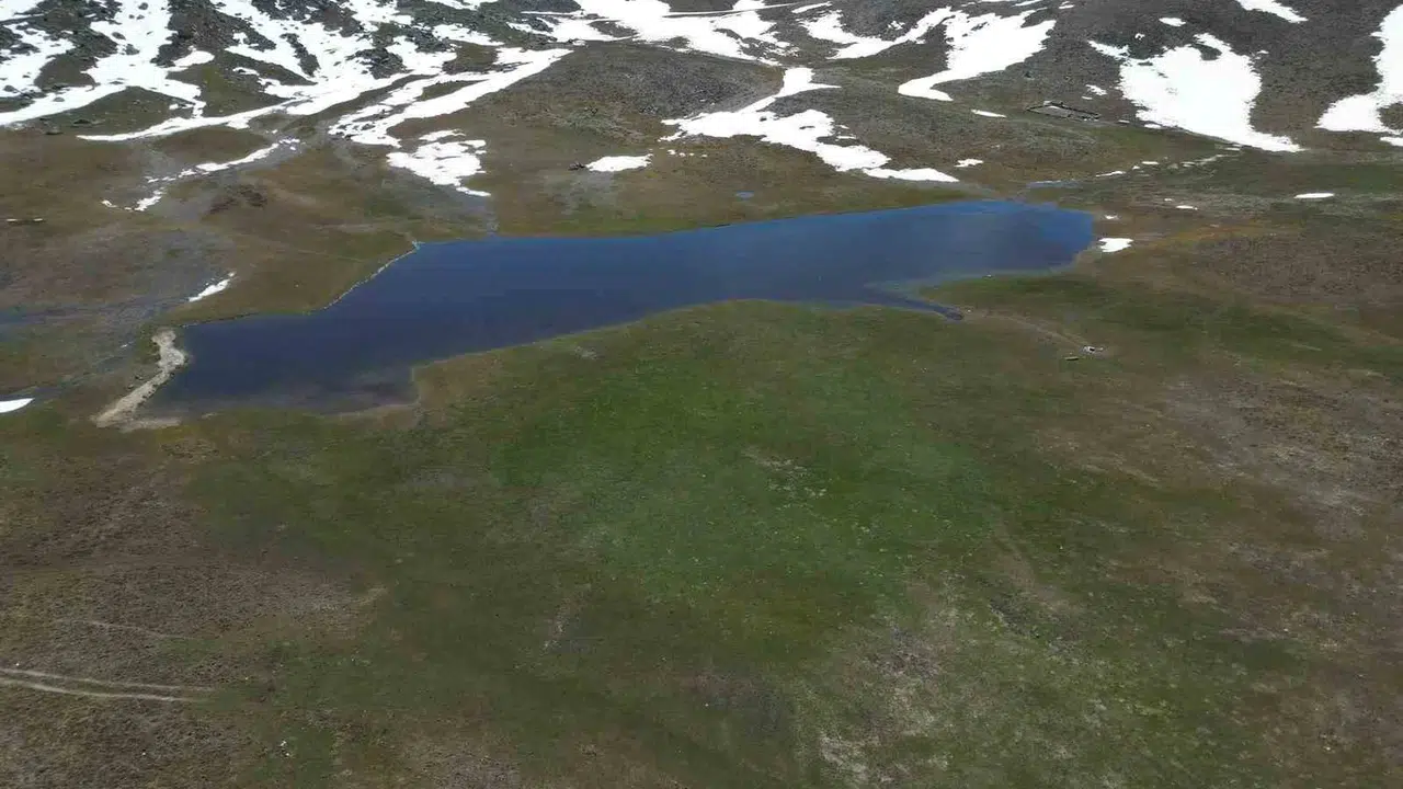 Dört mevsimi tek karede buluşturan mucize: Akgöl’de bahar ve kış aynı anda yaşanıyor