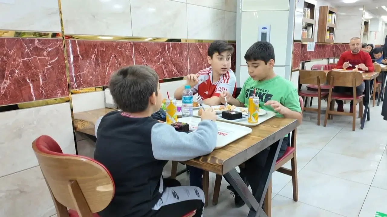 Avcılar’da örnek davranış: Minik patron iş başına geçti, yaşıtlarını ağırladı