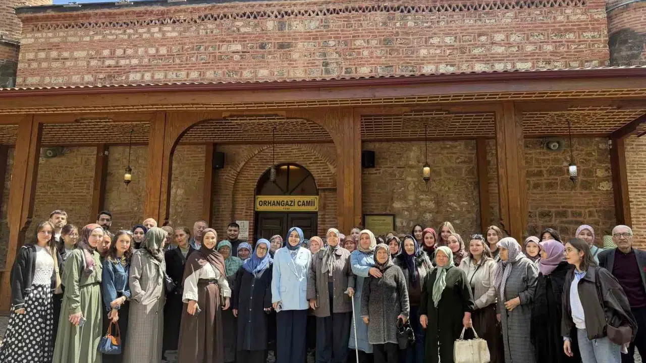 Gençler büyüklerinin elinden tuttu: Şeyh Edebali Türbesi’nde kuşakları buluşturan anlamlı yolculuk