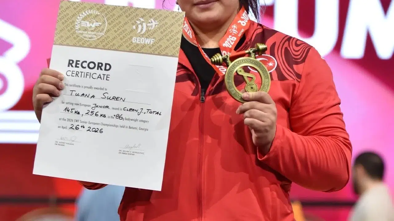 Genç halterciden tarihi başarı: Avrupa rekorunu kırdı, kürsüye çıktı