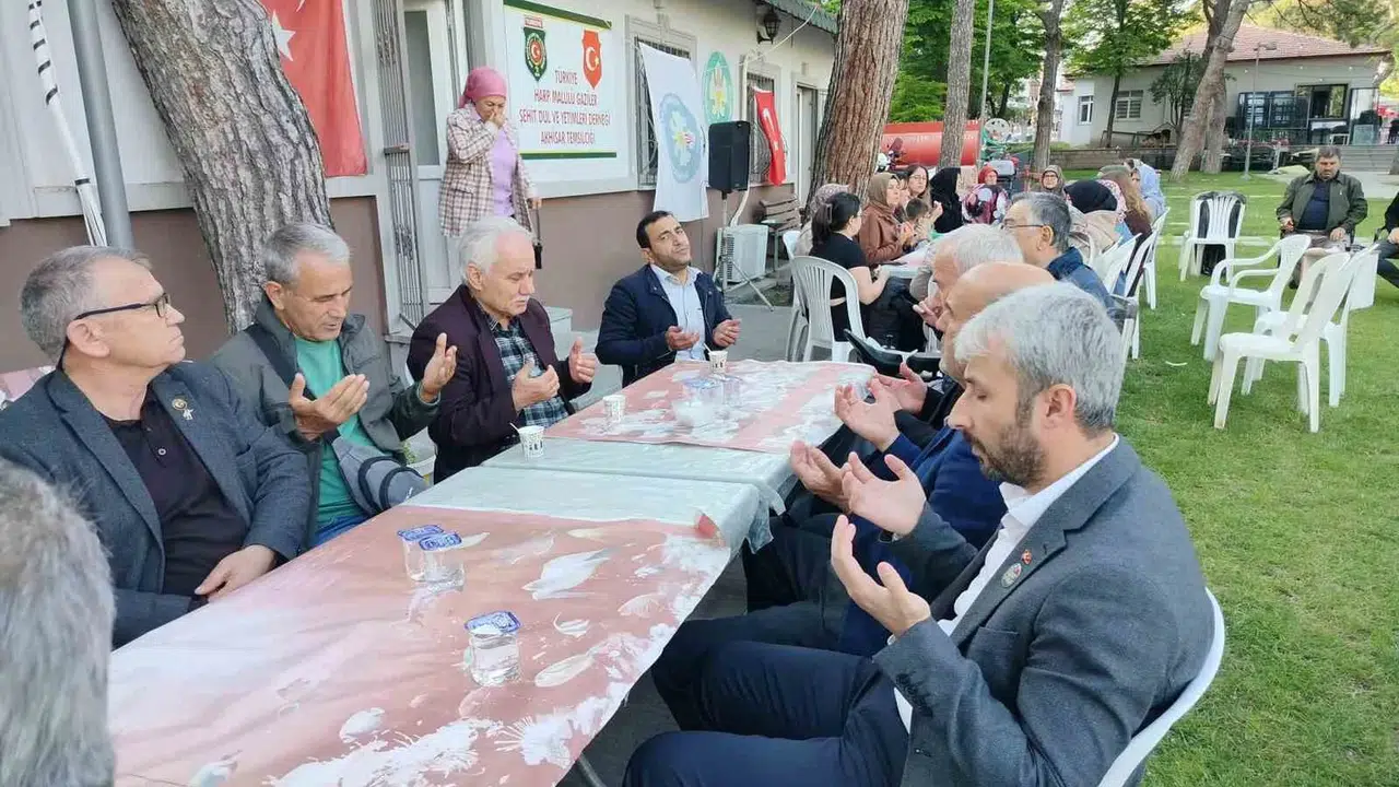 Vatanın emanetleri Akhisar’da buluştu: Onlar bizim başımızın tacı