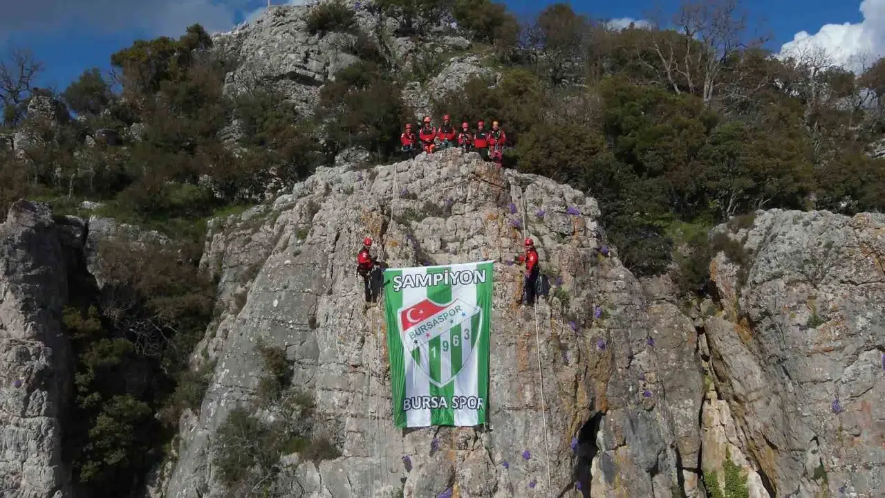 Zirvede yeşil beyaz gurur: Arama kurtarma ekiplerinden Bursaspor'a selam