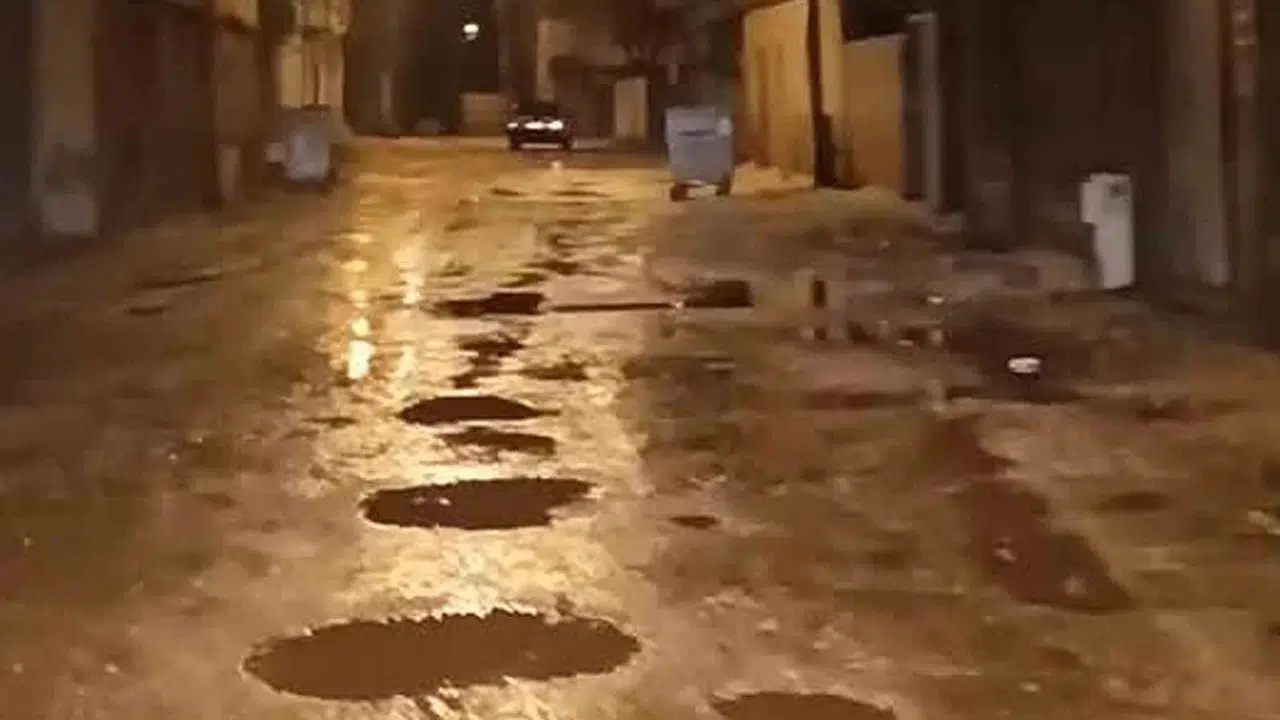 Araban’da yağmur çilesi bitmiyor: Sokaklar çamur deryasına döndü, sürücüler isyan bayrağını açtı