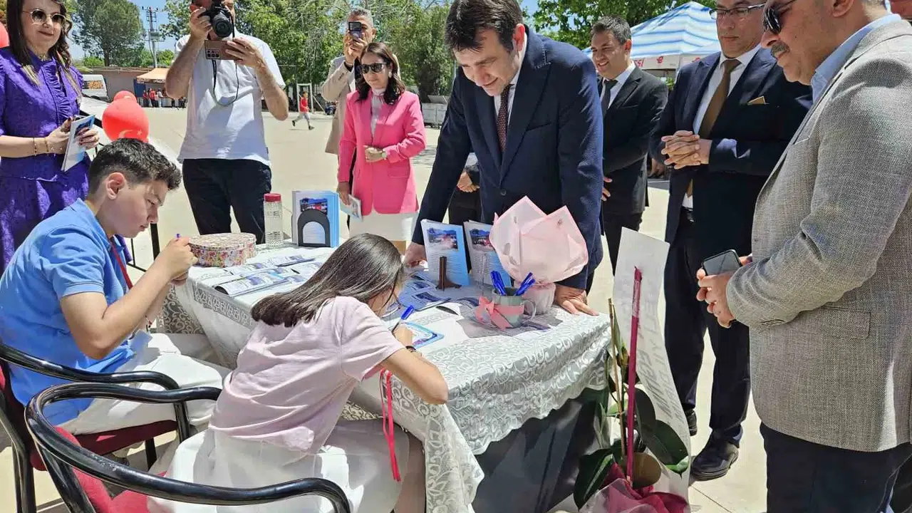 Minik ellerden büyük hayaller: Cavit Başlık Ortaokulu’nda imza günü heyecanı