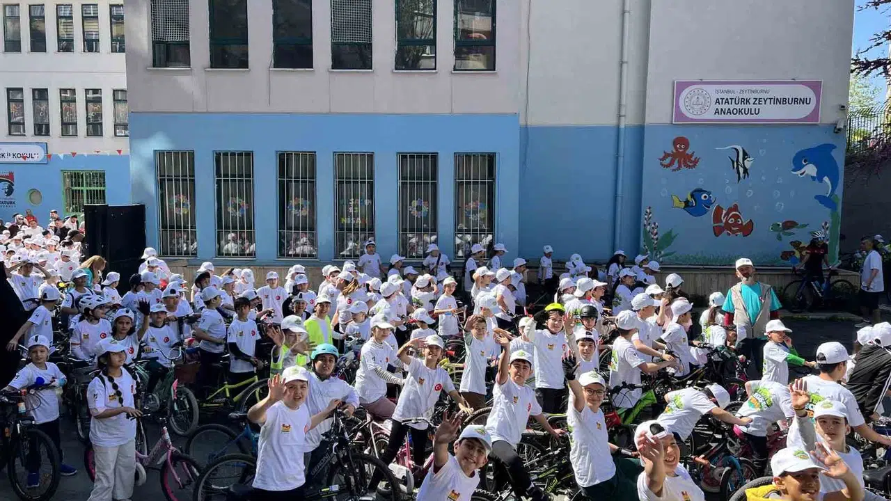 Zeytinburnu’nda 23 Nisan coşkusu: Binlerce çocuk pedal çevirdi