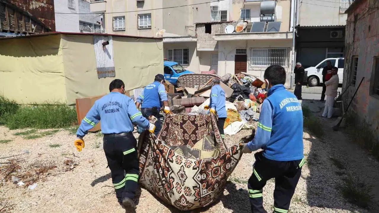Mersin'de korkutan manzara: Sahipleri vefat eden evden bir kamyon dolusu atık çıktı