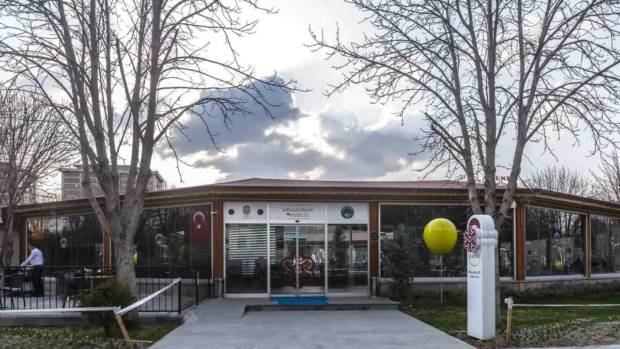Lezzet tutkunlarının yeni adresi: Mimarsinan Pidecisi kapılarını yenilenen yüzüyle açtı