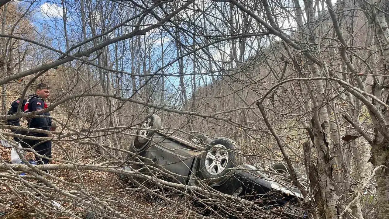 Tokat'ta korkutan kaza: Kontrolden çıkan otomobil şarampole yuvarlandı
