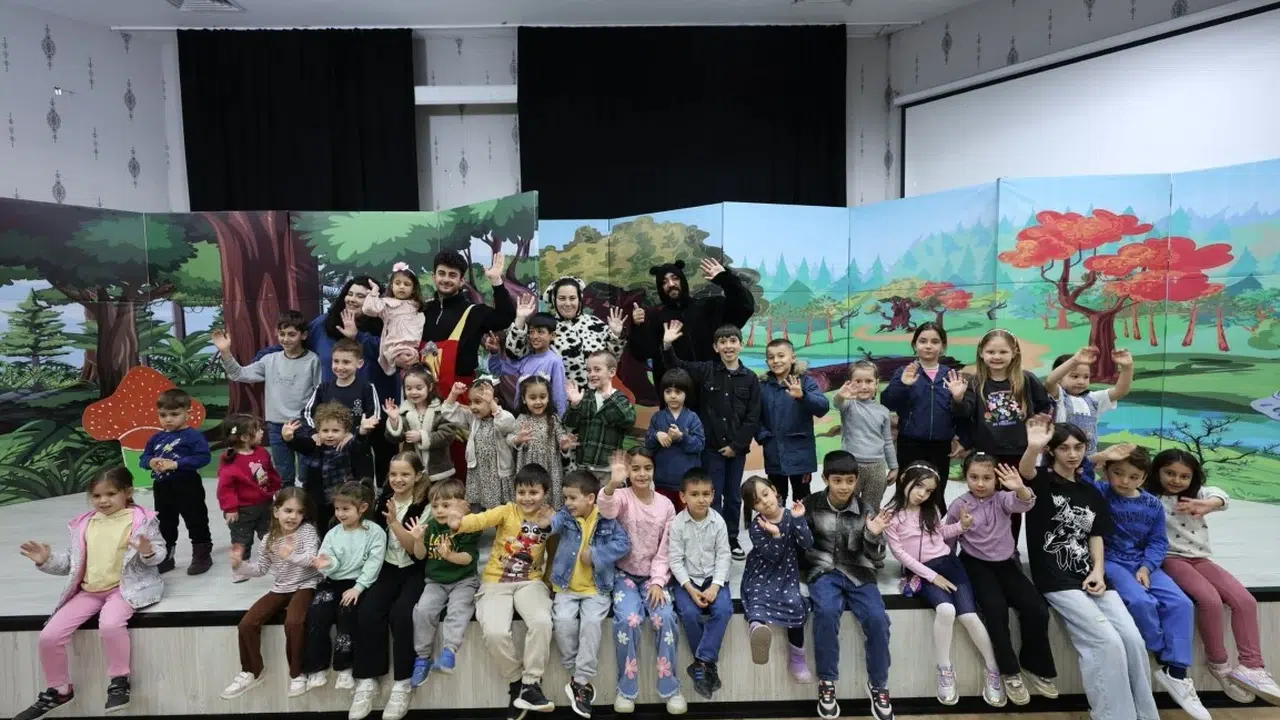 Kartepe'de tiyatro şöleni: Kahkahalar yükseldi, minikler unutulmadı