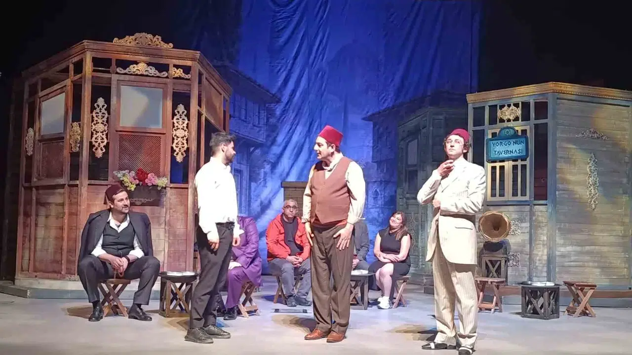 Gençlerin çağrısı karşılıksız kalmadı: Üniversiteliler  Yalancının Mumu  ile sahne tozunu yuttu