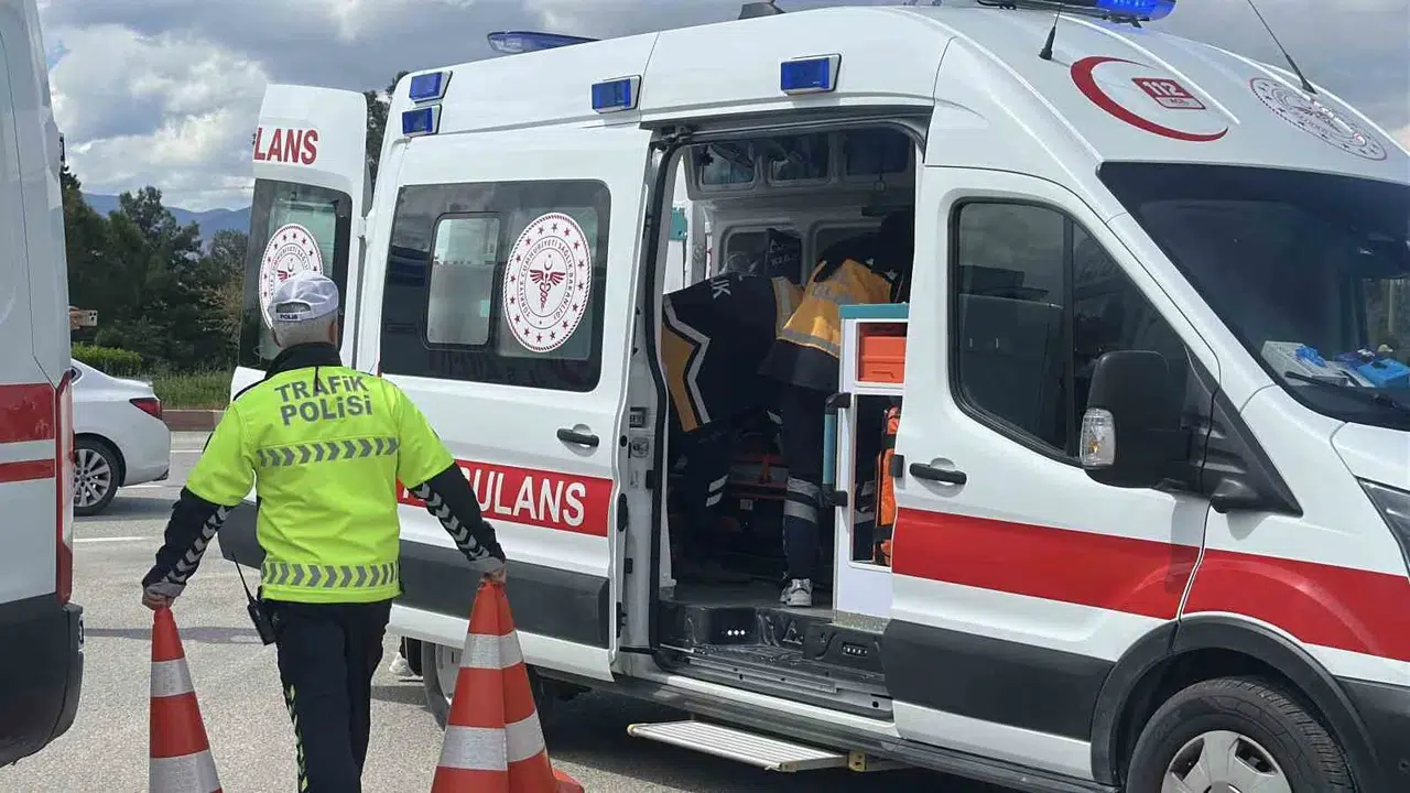 Burdur'da Sanayi Kavşağı'nda korkutan kaza: Gençler hastanelik oldu