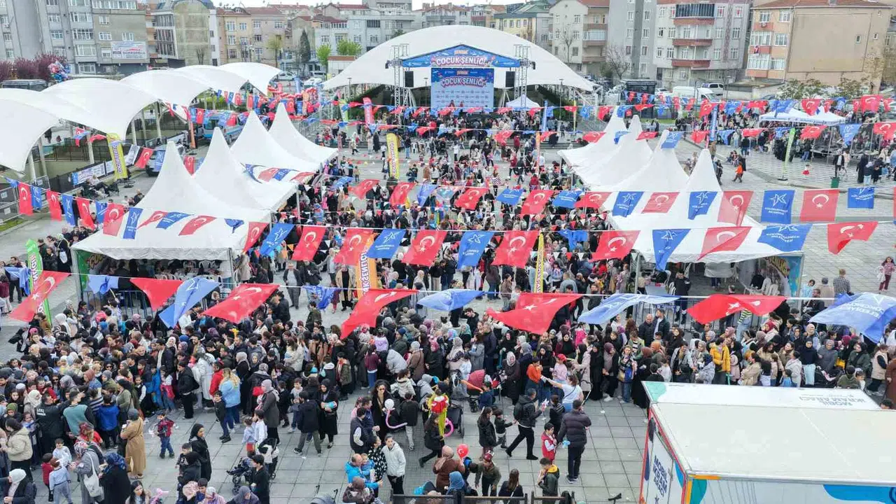 Küçükçekmece’de bayram coşkusu: Başkan Çebi koltuğu miniklere devretti
