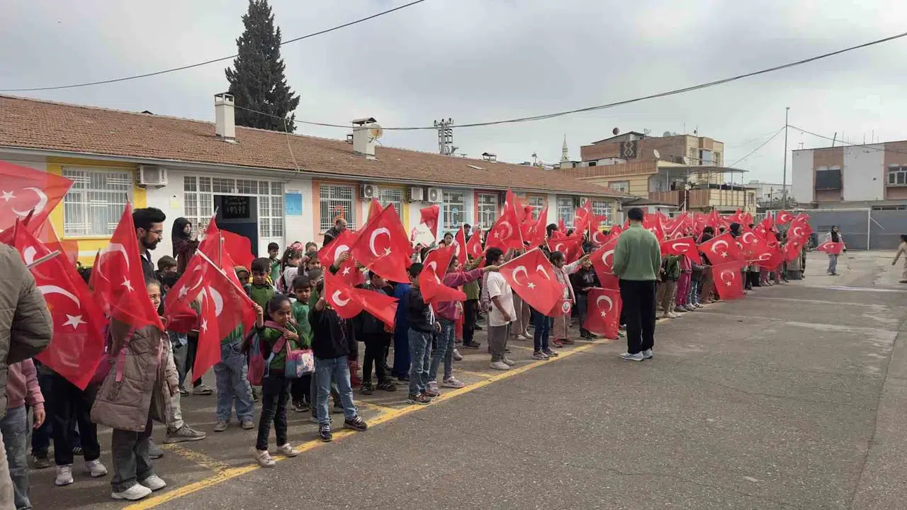 Sınıfta silah seslerine çiçekli yanıt: Ceylanpınar'da öğretmenlere sevgi seli