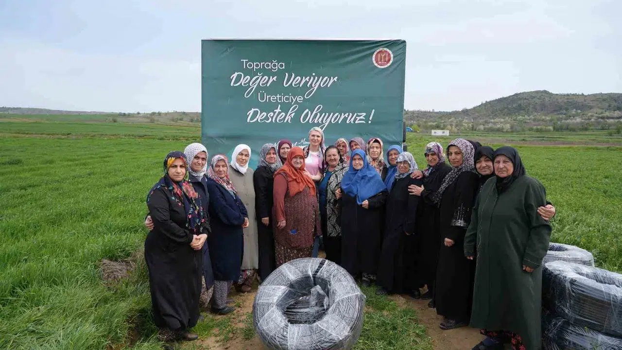 Tarlada emek veren kadınların sesi oldu: Bilecik Belediyesi’nden Yeniköy’e can suyu desteği