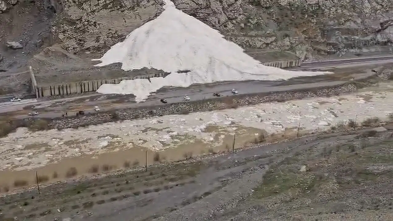 Hakkari'de korku dolu anlar: Sümbül Dağı'ndan kopan devasa kütle Zap Vadisi'ne aktı