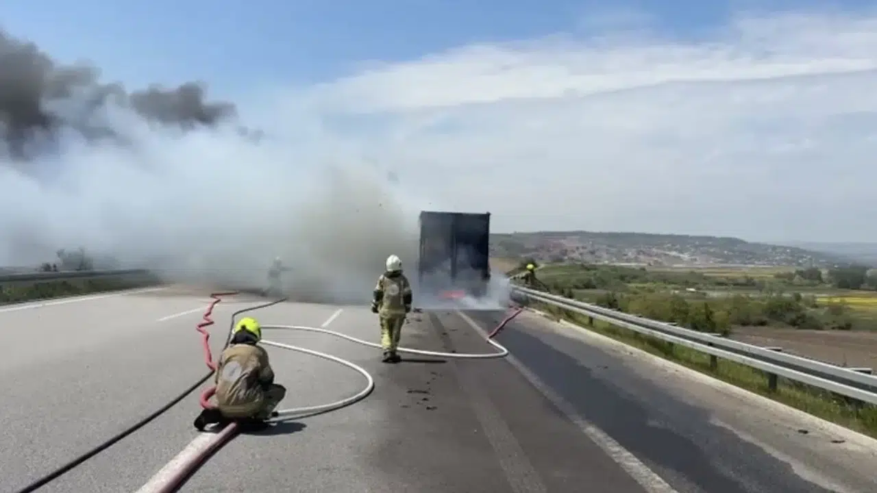 Bursa İzmir Yolu'nda korku dolu anlar: Seyir halindeki tır alevlere teslim oldu