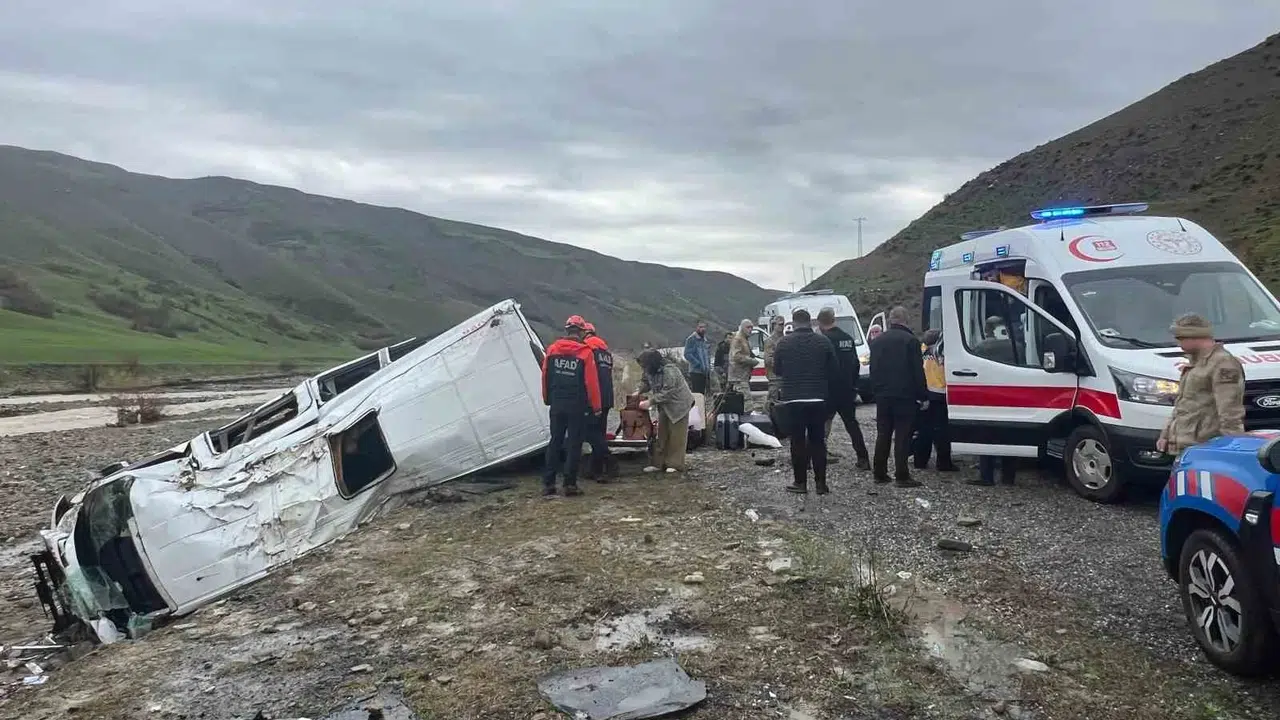 Muş'ta dehşet anları: Minibüs dere yatağına uçtu, çok sayıda yaralı var