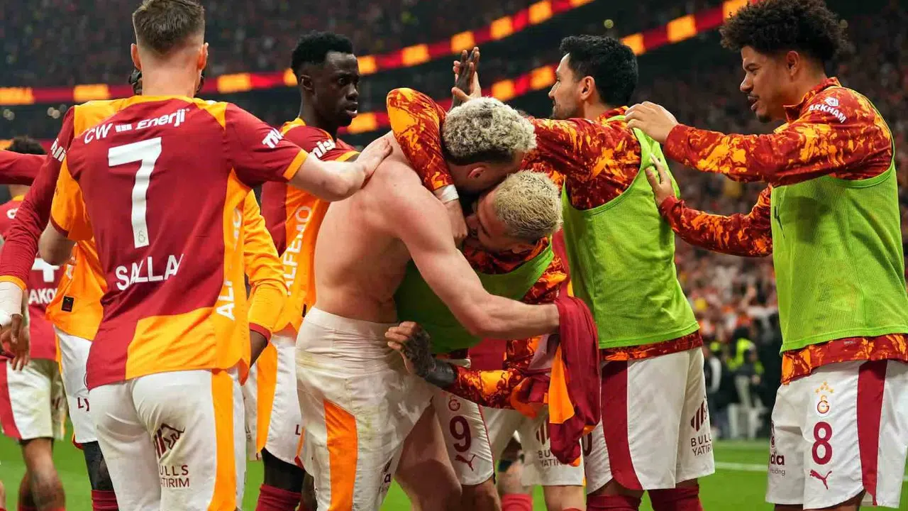RAMS Park'ta dev derbi Galatasaray'ın: Fenerbahçe 10 kişi kaldığı maçta sahadan boynu bükük ayrıldı