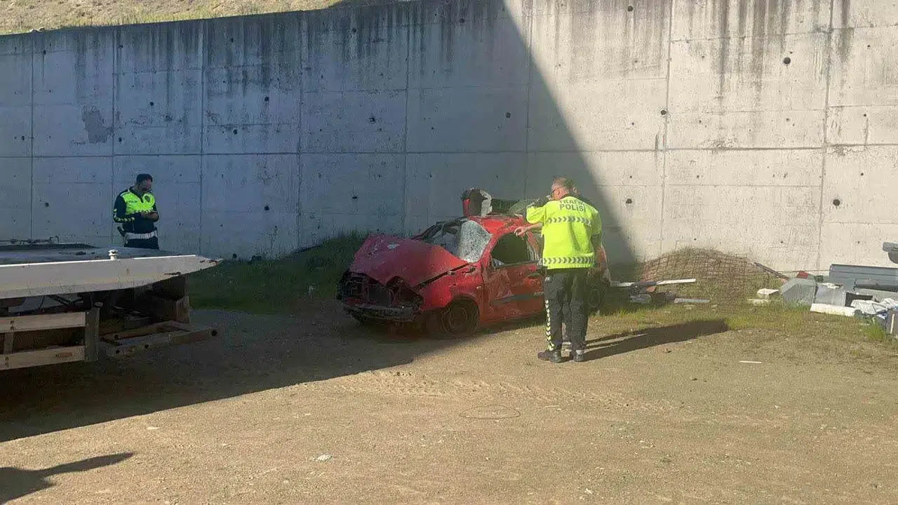 Düzce’de korku dolu anlar: Hastane yolundan dönen sürücü 20 metre yükseklikten bahçeye çakıldı