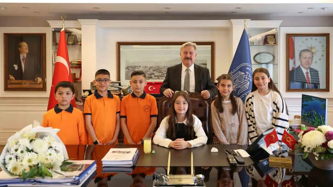 Melikgazi'de koltuk devri: Başkan Palancıoğlu'nun koltuğuna oturan minik Toprak'ın ilk talimatı heyecan yarattı