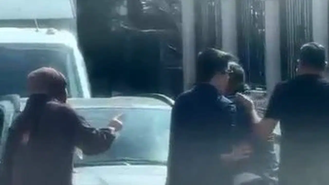 Trafikte gerilim dolu anlar: Yol verme kavgasına vatandaş müdahalesi kamerada