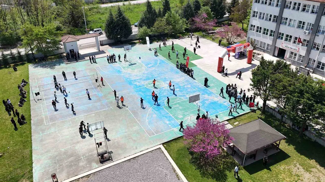 Düzce’de spor rüzgarı: Fen Lisesi öğrencileri hem yarıştı hem eğlendi