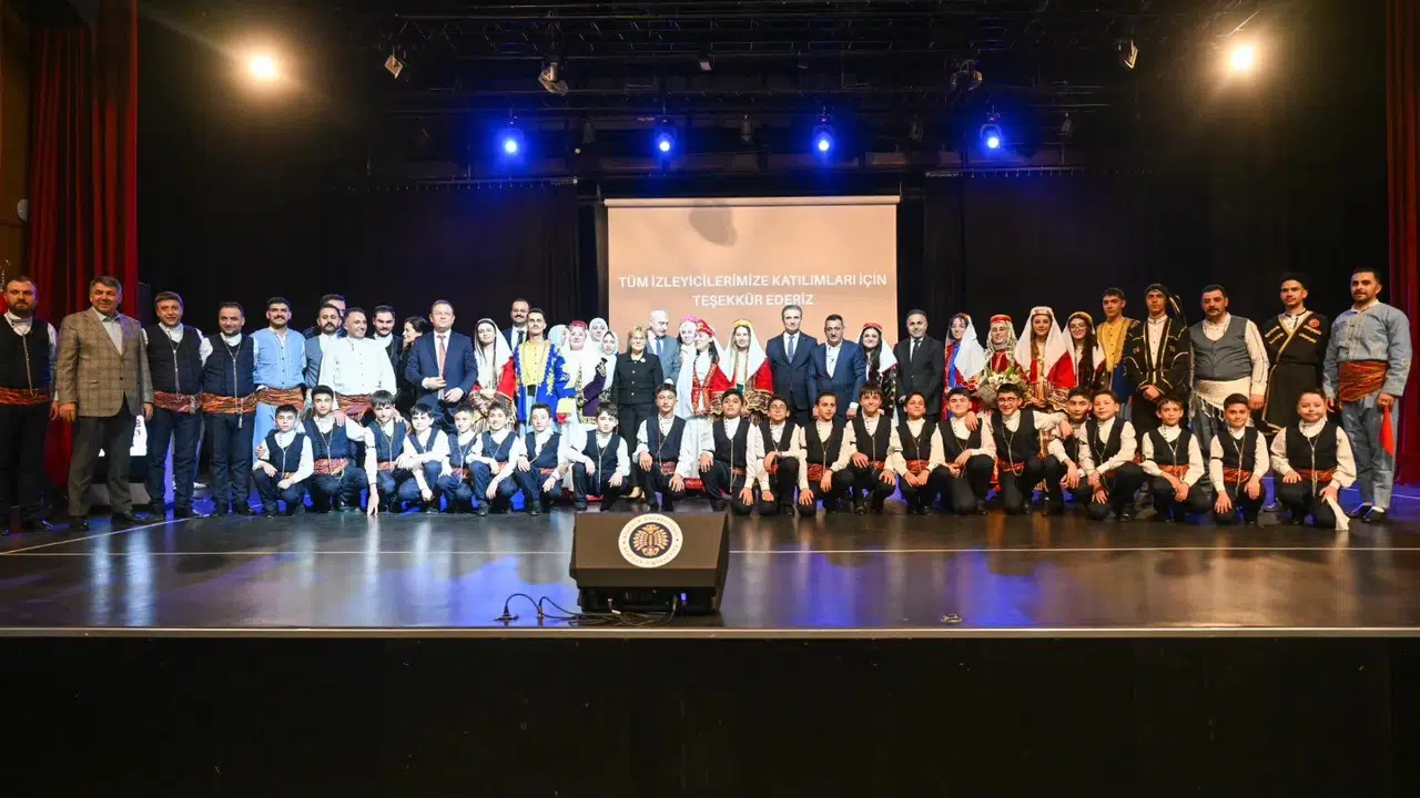 Anadolu'nun ritmi Erzurum'da buluştu: 60 kişilik dev kadro izleyenleri büyüledi