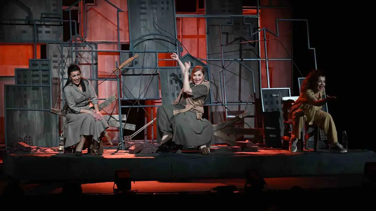 Üç kuşak kadının sarsıcı hikayesi Manisa’yı etkisi altına aldı: Sahnedeki samimiyet izleyiciyi büyüledi