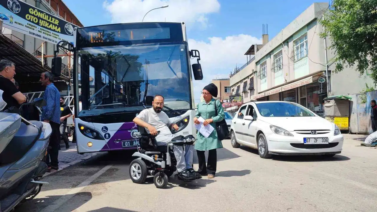 Hastane randevusuna yetişmek isteyen engelli vatandaşın isyanı: Otobüs şoförleri almayınca yolu kesti