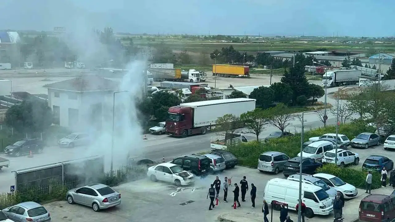 Hastane otoparkında korku dolu anlar: Park halindeki otomobil bir anda alevlere teslim oldu